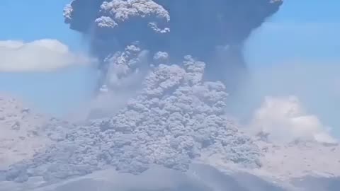 indonesia rocked by gigantic fulcano eruption