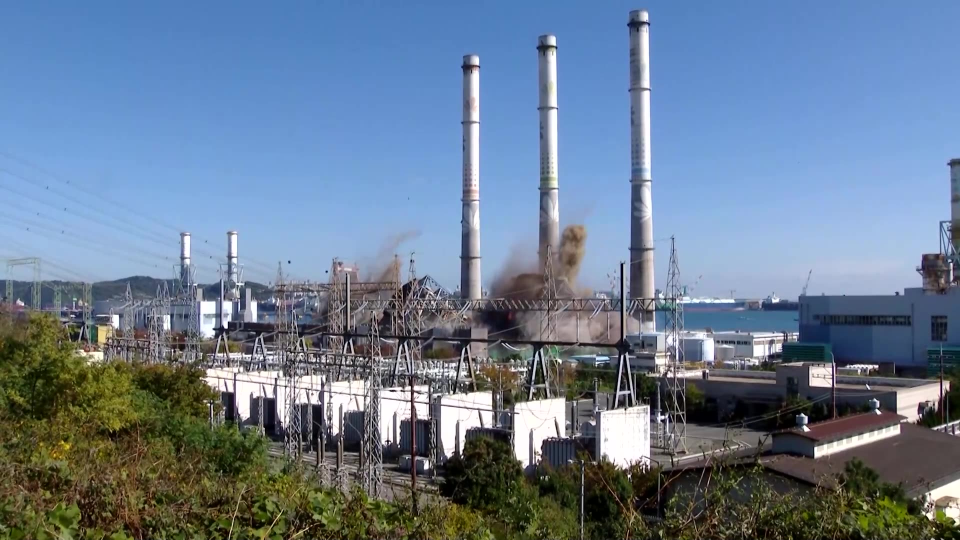 South Korea rescuers use explosives trying to reach trapped workers