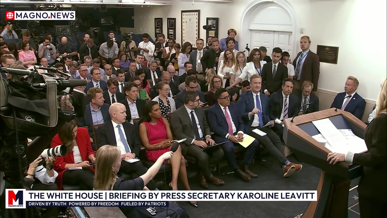 🔥 Press Secretary Karoline Leavitt Torches Legacy Media Reporters at The White House