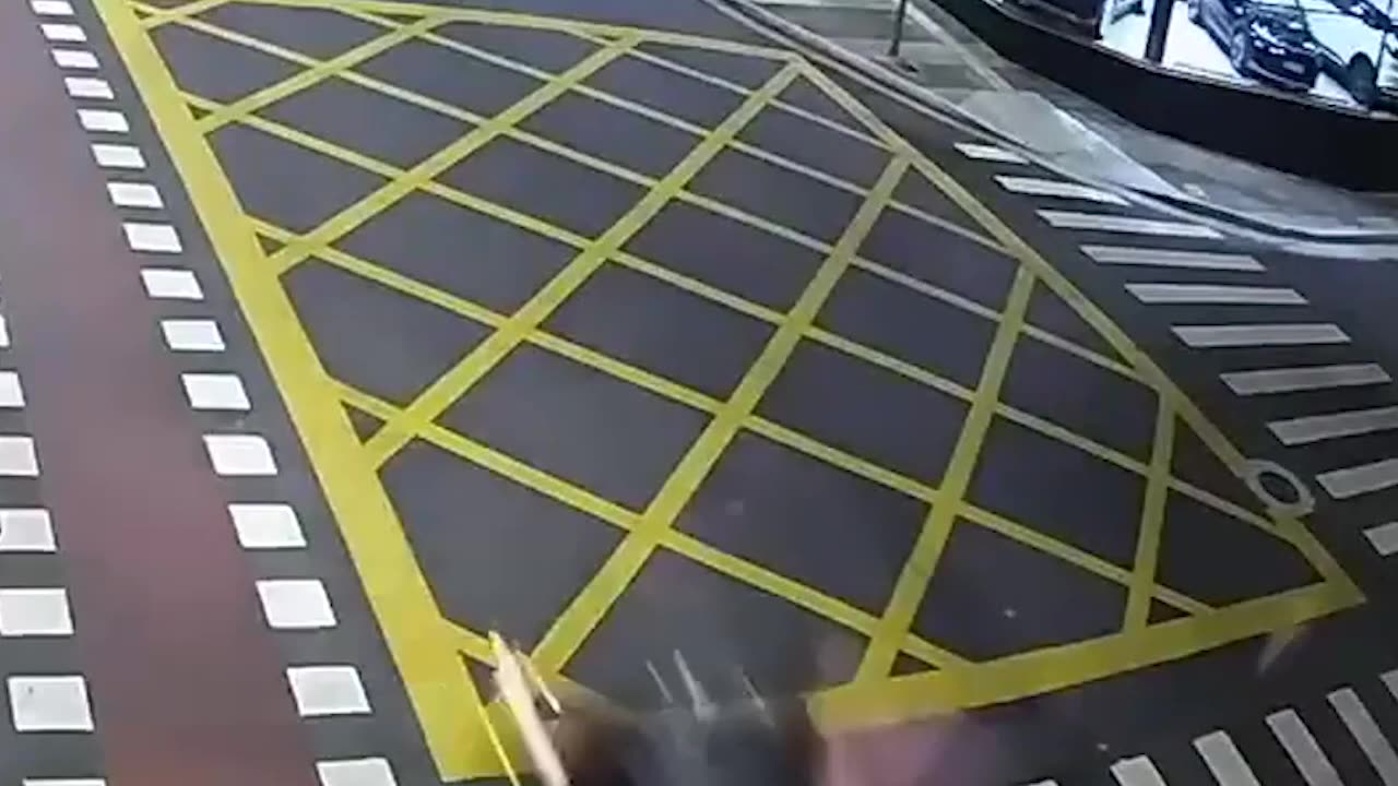 Tragedia en Brasil: dos jóvenes mueren atropelladas al cruzar la calle