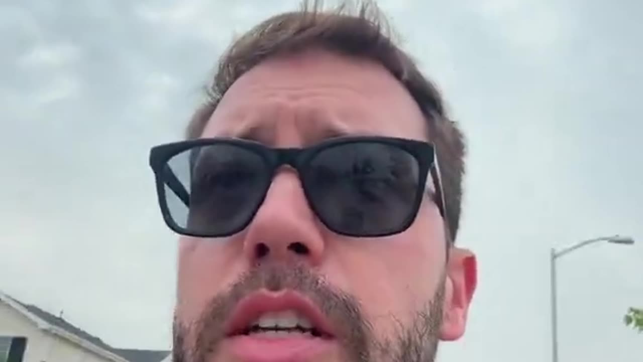 If you see this guy on the streets, can you please take away his Man Card! Sound up 😂😂