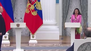 Putin entrega a la redactora jefa de RT la Orden al Mérito de la Patria