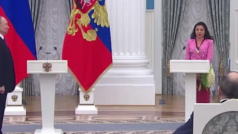 Putin entrega a la redactora jefa de RT la Orden al Mérito de la Patria