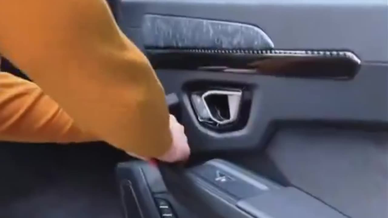 Man does durability test on $240,000 Lamborghini Urus