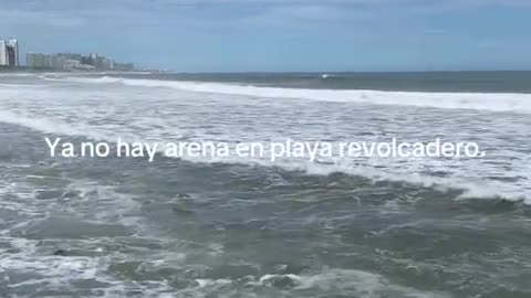 Sea water levels rising in #Acapulco/ya no hay arena en playa revolcadero