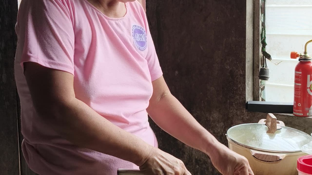 Naghiwa si mother sa meat