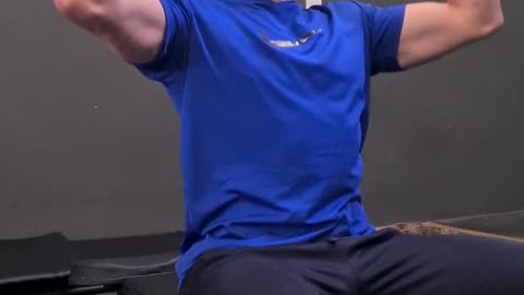 Shoulder Press Sitting - Desenvolvimento Frontal com Barra W