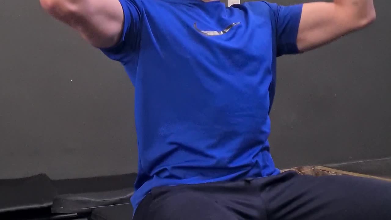 Shoulder Press Sitting - Desenvolvimento Frontal com Barra W
