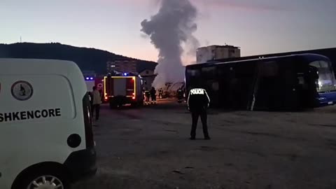 U shkrumbuan 3 autobusë, detajet nga ngjarja në ish-park