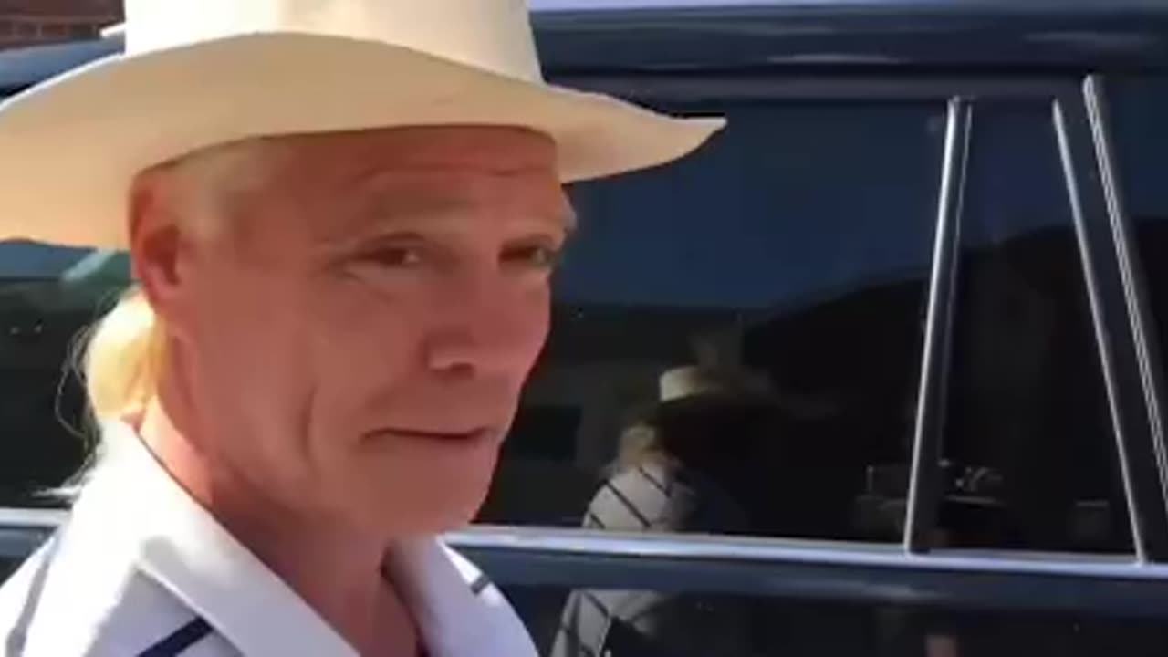 Man proves you don't need a license plate or drivers license under Common Law