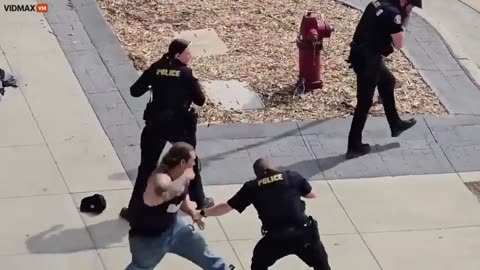 Dude Goes All Out on Three Cops While They're Trying to Make an Arrest