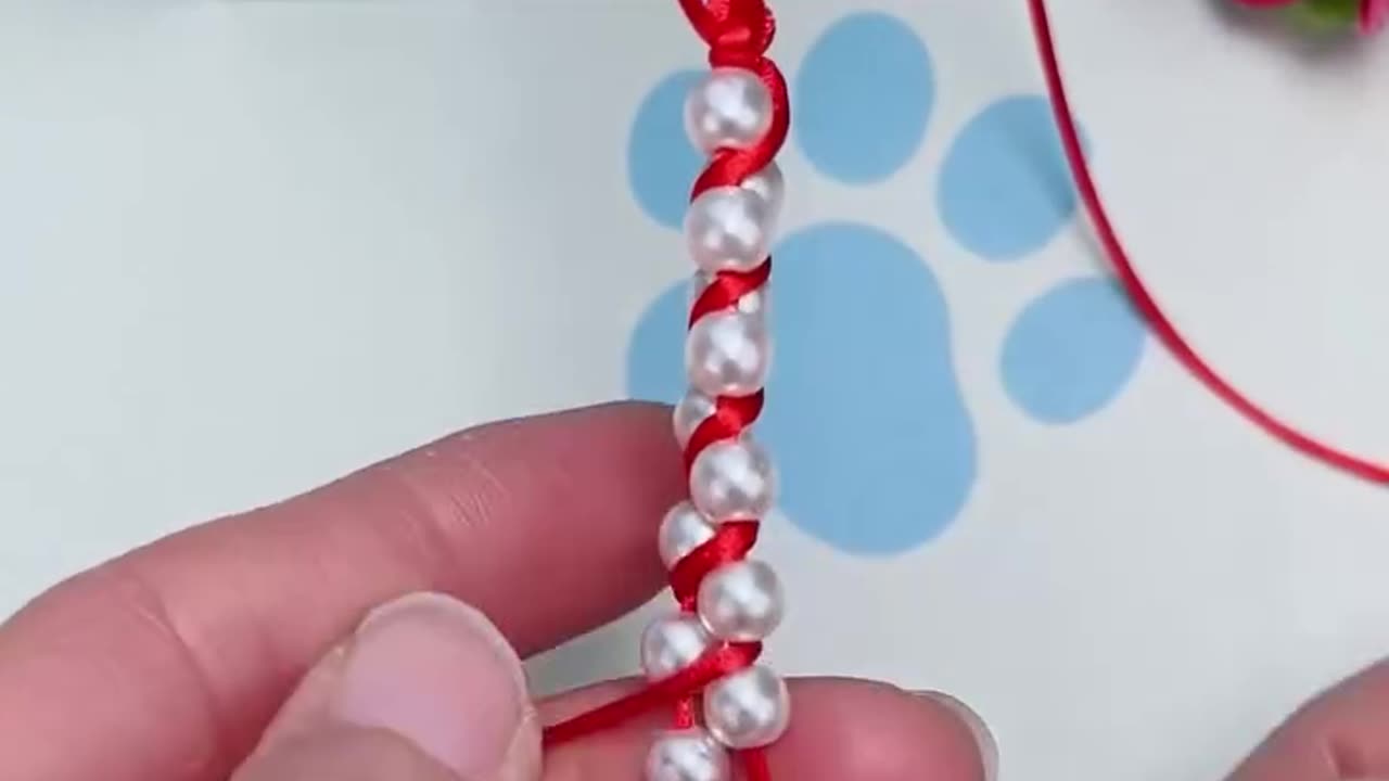 A step-by-step tutorial for a cute bracelet!.hd