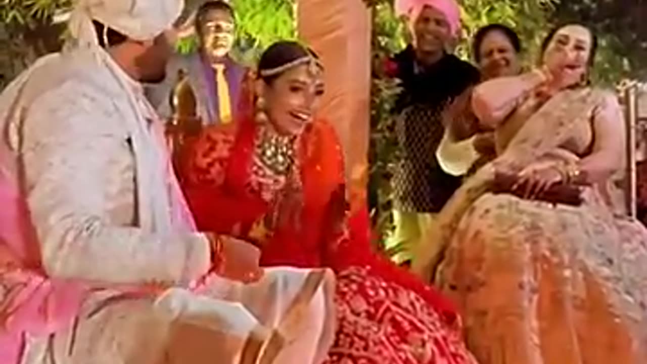 bride groom funny moments 😅🤣🤣🤣🤣 #funnyvideo #funymomentes #ytshortsindia #wedding