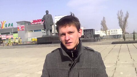 2014-03-14 - Mariupol Streets - Lenin statue reaction