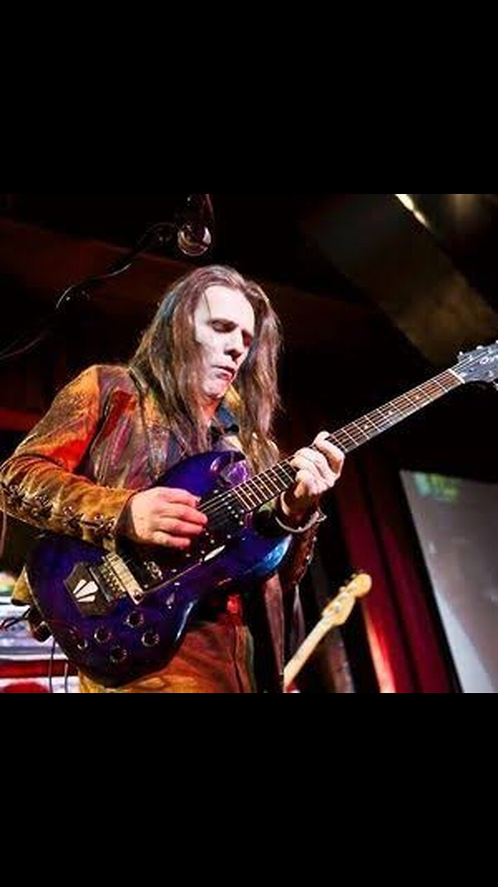 I’m A King Bee ~ Mahogany Rush ( rough video / great sound )