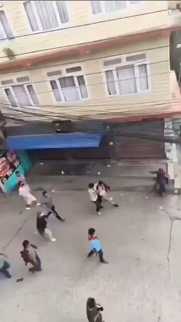 🚨🇳🇵 Nepal’s Finance Minister Bishnu Prasad Paudel is chased by a mob