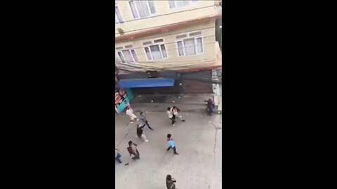 🚨🇳🇵 Nepal’s Finance Minister Bishnu Prasad Paudel is chased by a mob