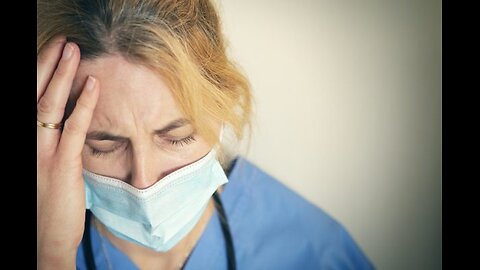 Przypominające dawki COVID-19 powiązane z większą chorobowością i absencją wśród pracowników służby zdrowia.