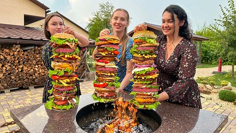 A meter-long Cheeseburger made of Steak