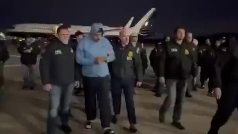 Close-up video shows Nicolás Maduro being escorted off a plane by U.S. authorities || SCORAS