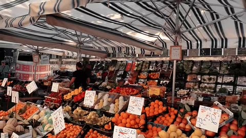 Mercato del fine settimana dove puoi acquistare cose a basso prezzo -Sesto San Giovanni..🇮🇹