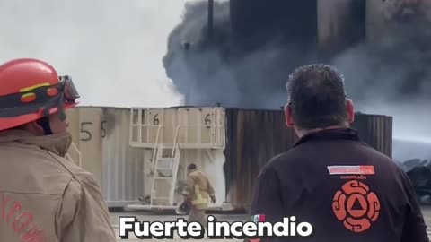Voraz incendio consume una distribuidora de combustible en México