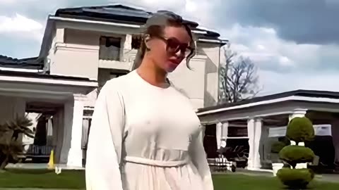 "Wait Till You See This STUNNING Dress! 😍":