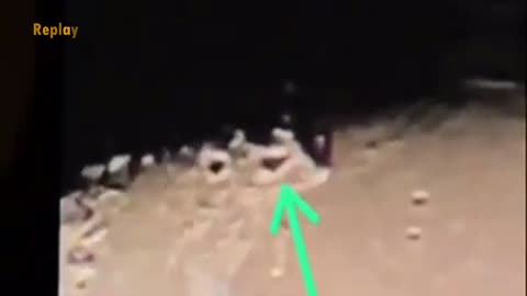 Incroyable ! Un OVNI émerge d'un cratère lunaire