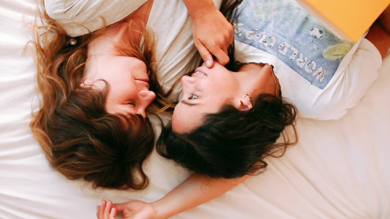 girl and boy chat