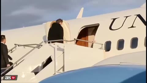 Elon Musk's AWKWARD MOMENT on Air Force One: tries to AVOID LOOKING at Karoline Levitt