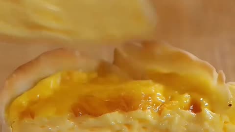 The dumpling skin is amazing! The air fryer turns into a bursting egg tart in 5 minutes