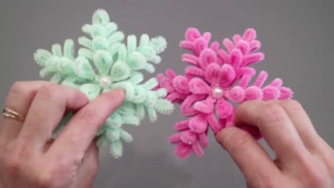 ❄️ Stunning Fluffy Snowflake DIY! Made with Pipe Cleaners 🌨️✨