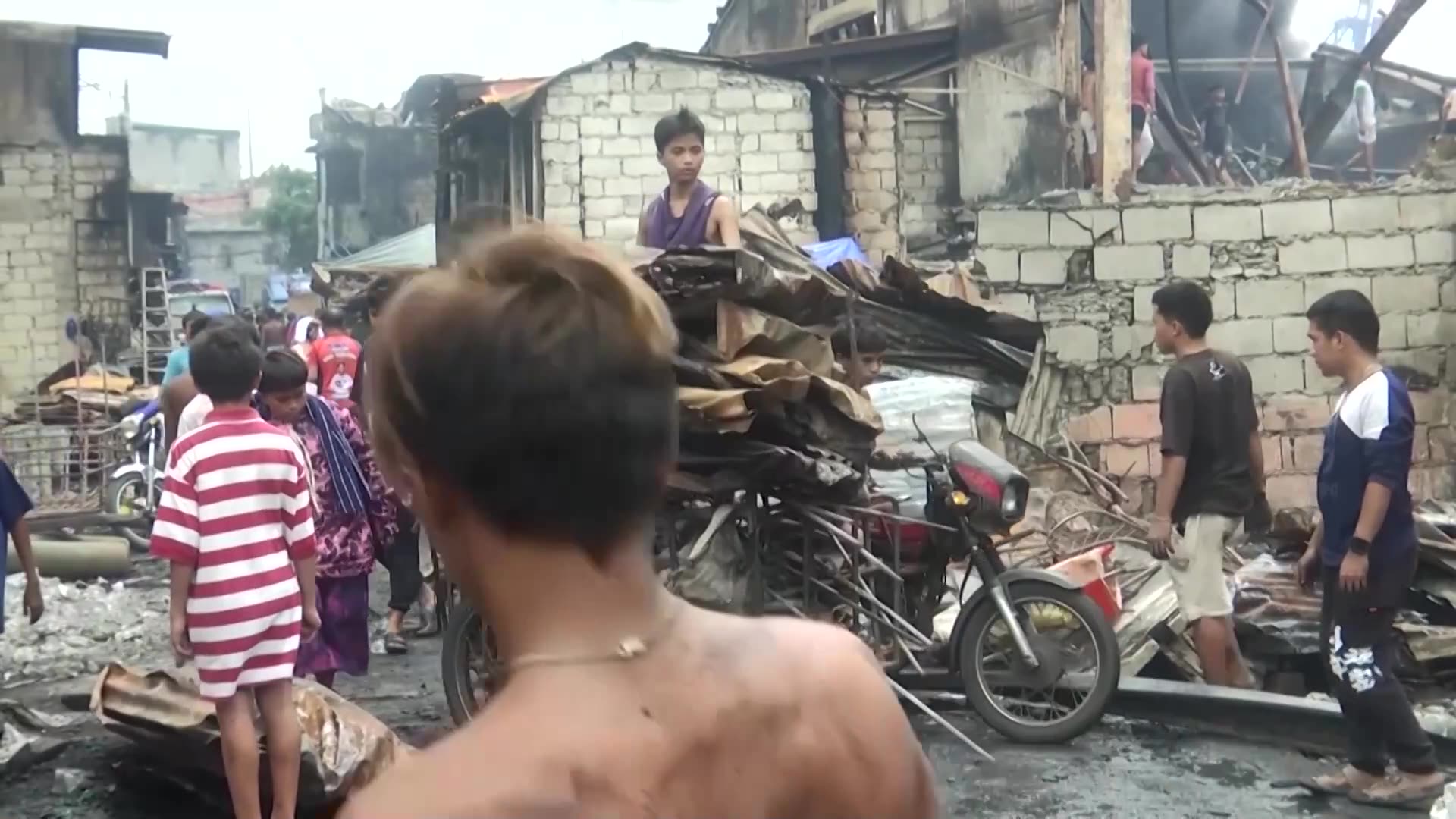 Families plead for help after Manila fire displaces thousands