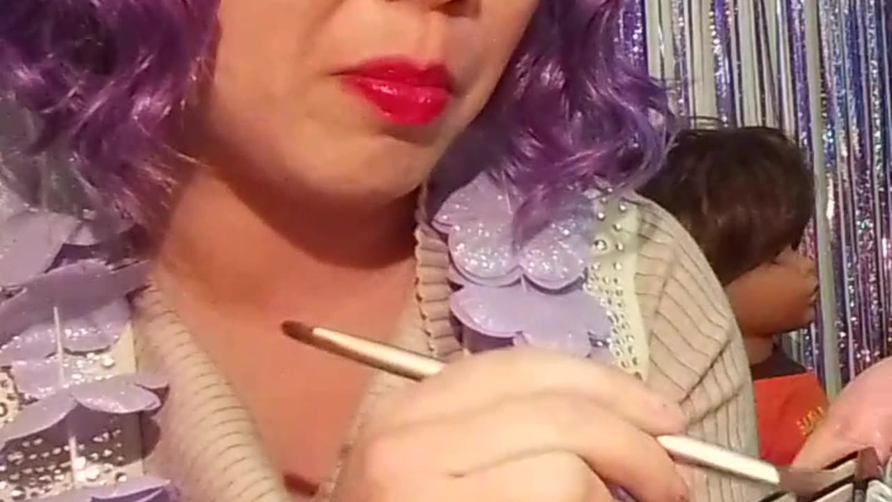 Kitty S1 E4: Eyeshadow Application without Primer