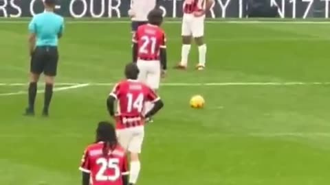 Andrea Pirlo Scores a Free Kick for AC Milan Glorie During a Charity Match Against Tottenham Legends