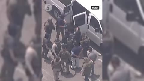 Tear gas fills LA streets as protesters clash with police following ICE raids #US #LA #news
