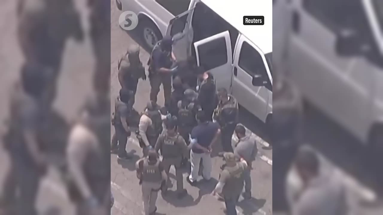 Tear gas fills LA streets as protesters clash with police following ICE raids #US #LA #news