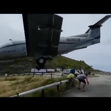 Most Dangerous Runway Landing #Aviation #Avgeeks #AeroArduino
