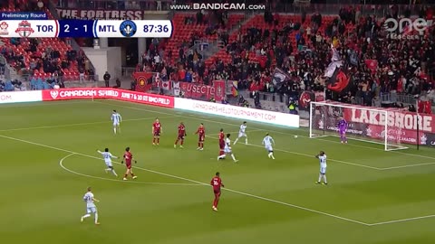 Gol i çmendur me roveshatë, Vrioni bën heroin për skuadrën e tij