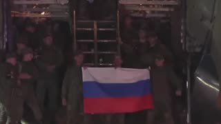 Avión con 270 militares rusos liberados aterriza en Rusia