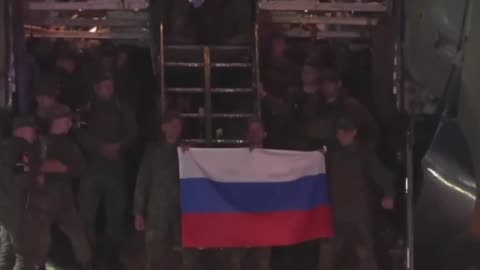 Avión con 270 militares rusos liberados aterriza en Rusia