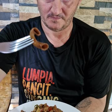 Expat in the Philippines Halang-Halang! 🇵🇭 Spicy Pork Intestine | Top 10 Favorite Filipino Dish