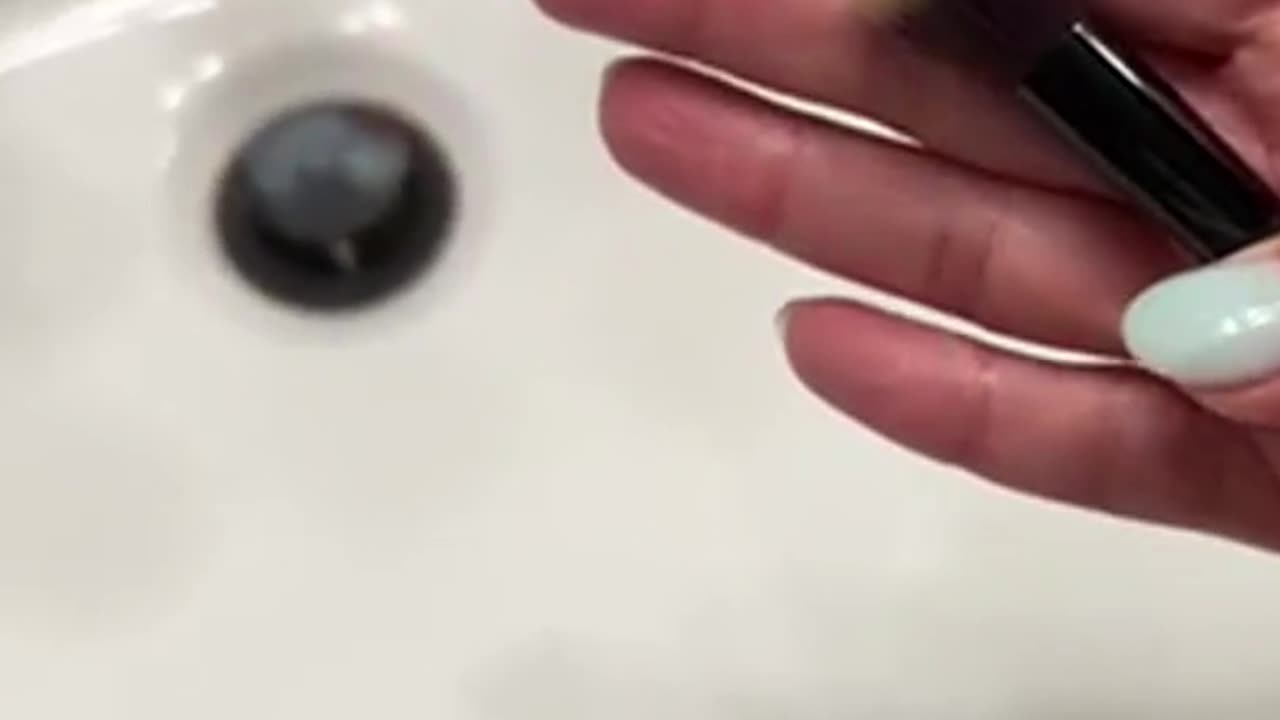 The Secret to a Flawless, Airbrush Concealer Finish Is This Brush