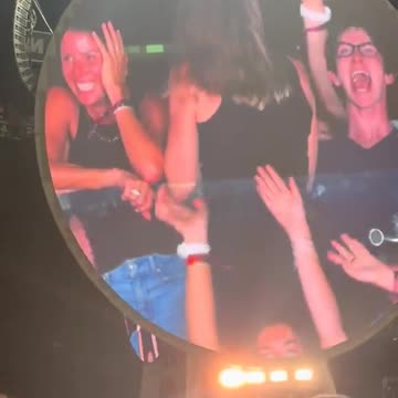 Momente të sikletshme në koncert: CEO i martuar kapet mat me punonjësen