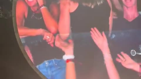 Momente të sikletshme në koncert: CEO i martuar kapet mat me punonjësen
