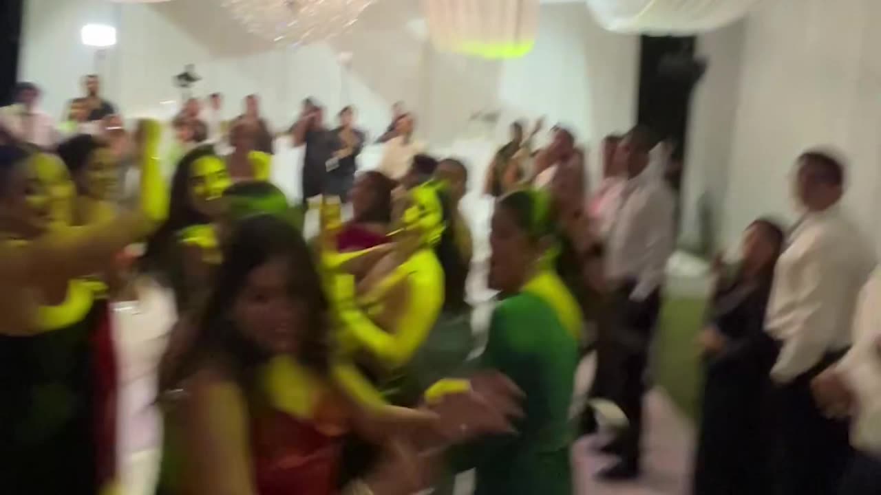 Mujer intenta esquivar ramo de novia y termina atrapándolo