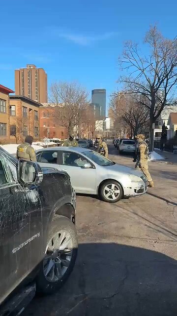 👮‍♂️ 🇺🇸 Minneapolis - a person intentionally tries to block-in border patrol
