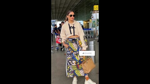 Bollywood Actress Isha Koppikar Was Spotted at Airport Mumbai 🔥❤️😍