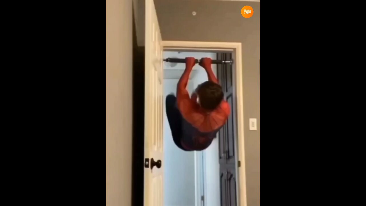 Simplang Trip 221: Spiderman hang up exhibition accidentally fell down to sit ups exercise.