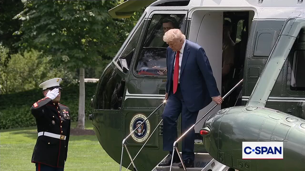 What a guy! He takes photo with workers and then walks to the reporters and ... #BestPresidentEver
